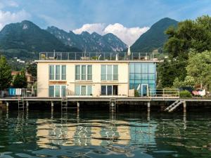 Lakefront Retreat with Garden