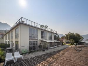 Lakefront Retreat with Garden