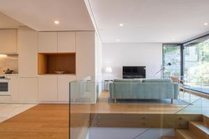 LovelyStay - Primrose 2BR Flat with Free Parking, AC and Balcony