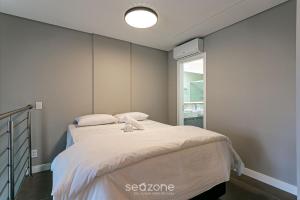 Apto cond. c piscina e acad. 350m da praia JPR212