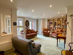 Farnham Haven: Unique Home with Courtyard