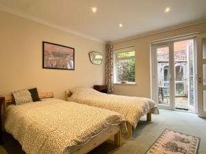 Farnham Haven: Unique Home with Courtyard