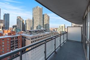 Modern 1Bd & Den Condo with Balcony Lillian St