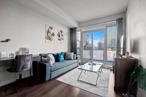 Modern 1Bd & Den Condo with Balcony Lillian St