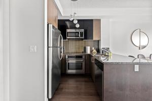 Modern 1Bd & Den Condo with Balcony Lillian St