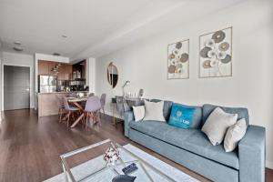 Modern 1Bd & Den Condo with Balcony Lillian St