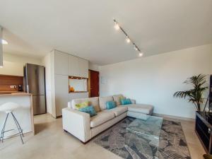 Luminoso piso con vistas privilegiadas.