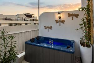 Private Rooftop Jacuzzi with Acropolis Views