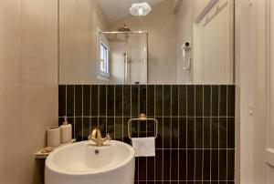 Private Rooftop Jacuzzi with Acropolis Views