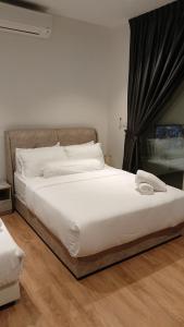 Quill Residence- Minimalist Urban Condo by Azmila