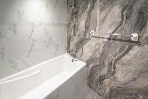 Spacious 4 Bedroom Apartment with Balcony in Business Bay