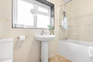 3 Bed House Sleeps 8 -Near Heathrow -Free Parking