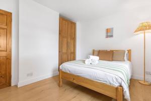 3 Bed House Sleeps 8 -Near Heathrow -Free Parking