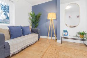 3 Bed House Sleeps 8 -Near Heathrow -Free Parking