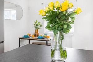 3 Bed House Sleeps 8 -Near Heathrow -Free Parking