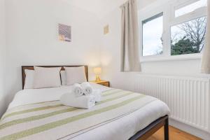 3 Bed House Sleeps 8 -Near Heathrow -Free Parking