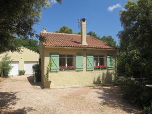 Maisons de vacances Villa in Gareoult with Private Pool : Villa 3 Chambres