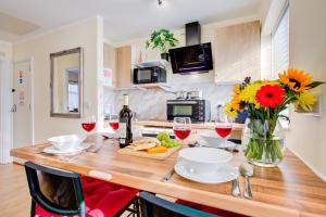 Charming London Apartment with City Views