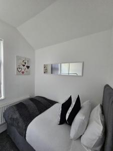 Stylish 4 Bed for long and short term stays