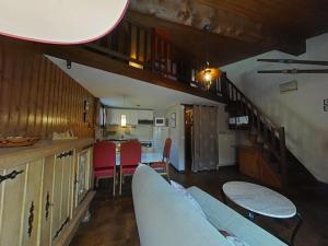Appartements Charmant Appt 2 pieces + mezzanine, proche pistes, casier a ski, parking, cheminee, animaux ok - FR-1-241-167 : photos des chambres