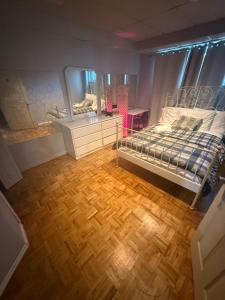 Montreal Accommodation Steps Downtown 17mins airport