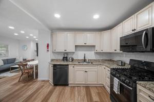 Modern & Spacious Four Bedroom Apartment in Gibsonia, Pittsburgh, Unit 1