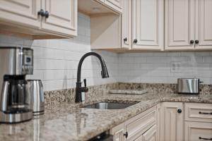 Modern & Spacious Four Bedroom Apartment in Gibsonia, Pittsburgh, Unit 1