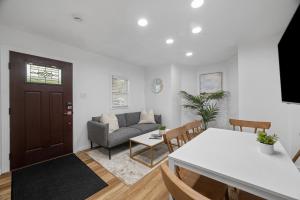 Modern & Spacious Four Bedroom Apartment in Gibsonia, Pittsburgh, Unit 1