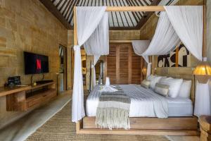 Nyaman Villa with garden bath