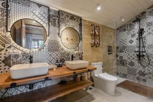 Nyaman Villa with garden bath