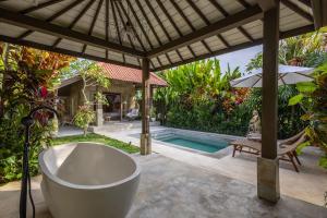 Nyaman Villa with garden bath