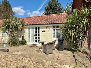 Charming 2 Bedroom Mews Cottage
