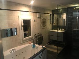 Villas Villa de 130 m2 avec Piscine, Cuisine d-Ete et Vue Exceptionnelle Marseille 11e : photos des chambres