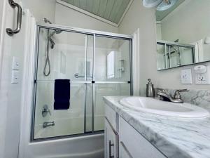 Village Farm Bungalow with Pool and Hot Tub