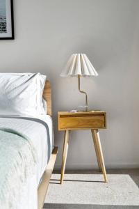 Crown Skyline Views - 1BR Apartment with Balcony and Pool