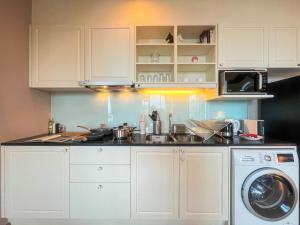 CBD Living 2 BR ︱Prime Sukhumvit ︱Walk to BTS Asok & MRT SKV ︱UltraWi-Fi