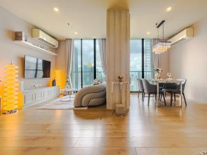 CBD Living 2 BR ︱Prime Sukhumvit ︱Walk to BTS Asok & MRT SKV ︱UltraWi-Fi