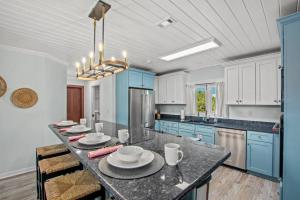 Coastal Cutie - 2 blocks to the beach