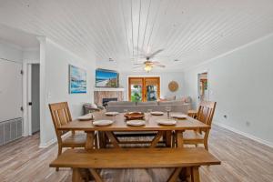 Coastal Cutie - 2 blocks to the beach