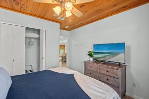 Coastal Cutie - 2 blocks to the beach