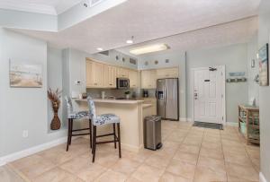 Wondrous Oceanfront Condo with Free Poolside WiFi - Unit 1105