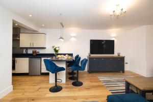 Spacious Modern 2-bed Parking & Wi-Fi & 65"OLED