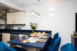 Spacious Modern 2-bed Parking & Wi-Fi & 65"OLED