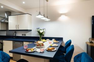 Spacious Modern 2-bed Parking & Wi-Fi & 65"OLED