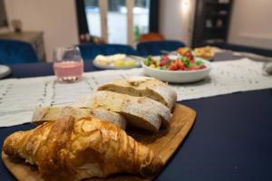 Spacious Modern 2-bed Parking & Wi-Fi & 65"OLED