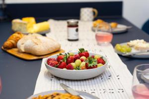 Spacious Modern 2-bed Parking & Wi-Fi & 65"OLED