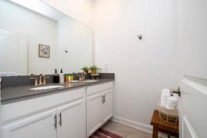 Splendid 5Bd Close to Disney at Storey Lake 4251