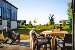 Lakeside property with spa access on a nature reserve Wakeling Island 25 WI25