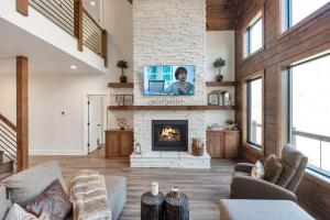 Lux Riverfront Retreat- Hot Tub, Game Room, Views!