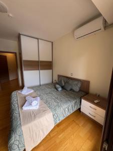 Park Elysee Lakefront Premium Apartment